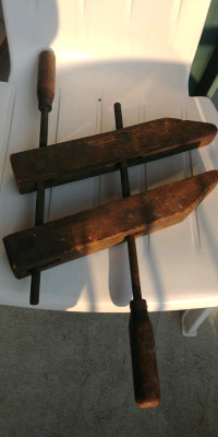 Serre-joint/outil (étau) ancien en bois à 2 vis