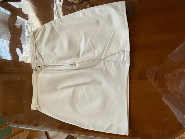 AUBAINE JUPE EN CUIR BLANCHE GR 28 ET 16 PO LONG in Women's - Dresses & Skirts in Trois-Rivières - Image 3