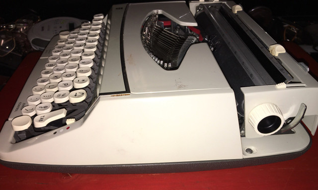 Vintage Smith Corona Manuel Typewriter  in Arts & Collectibles in City of Toronto - Image 2