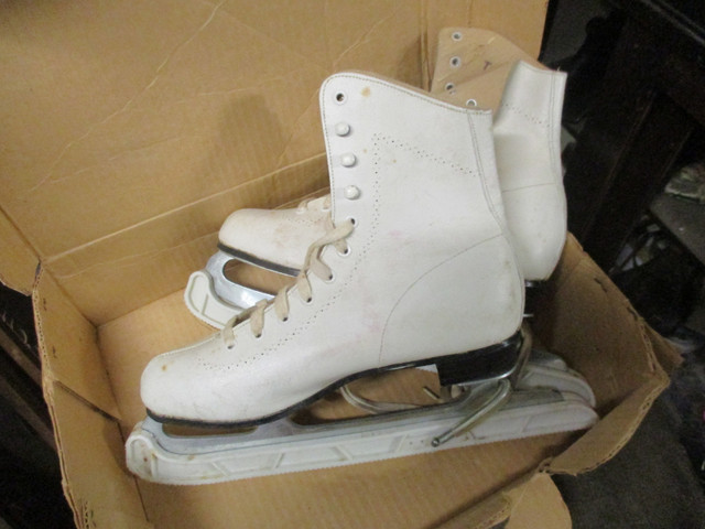 VINTAGE GIRLS SIZE 4 SKATES SET $20 TOE PICK FIGURE ORIGINAL BOX in Skates & Blades in Winnipeg - Image 2