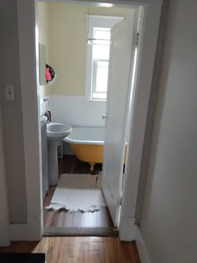 Single secure bedroom for rent in the north end of Sydney. Fully equipped kitchen, washer and dryer...