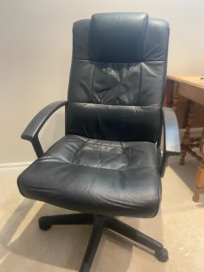 Free comfortable adjustable desk chair 2 small tears in seat Located in Orleans (Chateauneuf)