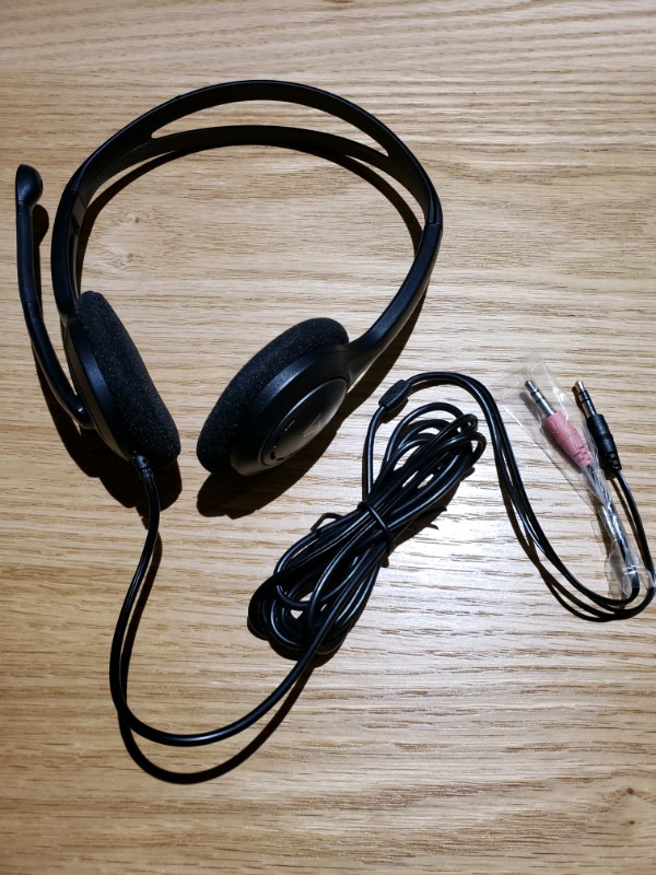 $20 = V7 Lightweight Stereo Headset with Microphone in Other in Markham / York Region