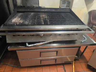 Grill (works needs knobs) and Drawers (needs repair)