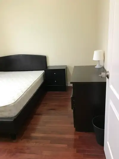 One room for female worker or student's rental nearby York University, Seneca College, Finch West su...