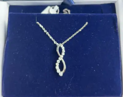 Brand new 10W lab diamond necklace from King’s fine jewellry. Never been taken out of the box - pric...