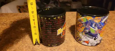 2 immenses tasses HRC pour 5$ chaque. Date de 2009, Montreal. ( année ou le hard Rock a fermé). Item...