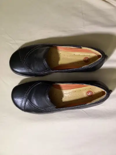 Woman shoes size 6-1/2. Clarks loafer., View more