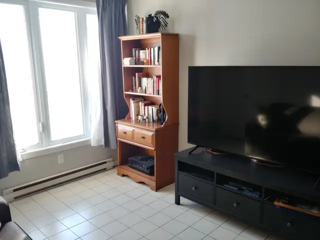 3 1/2 semi meublé, stationnement, 1er mars 1050$