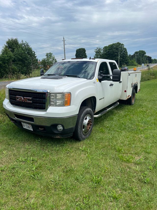 2011. 3500hd 2wd.  utility truck in Cars & Trucks in Barrie