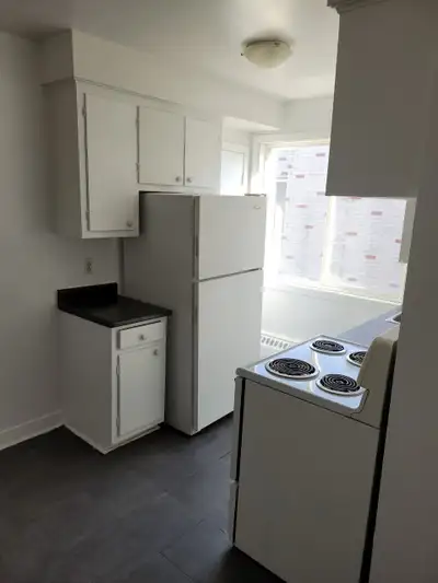 Cession de bail Beau 3 1/2 avec parking 9245 Rue Airlie, Montréal H8R 2A7