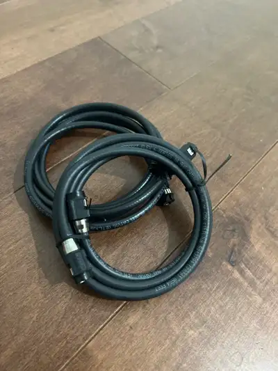 RG6 coaxial cable with F-type connectors on both ends. Good for cable TV, antenna, satellite, modem,...