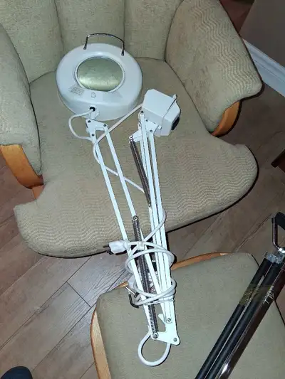 Lampe avec lumière et loupe, View more
