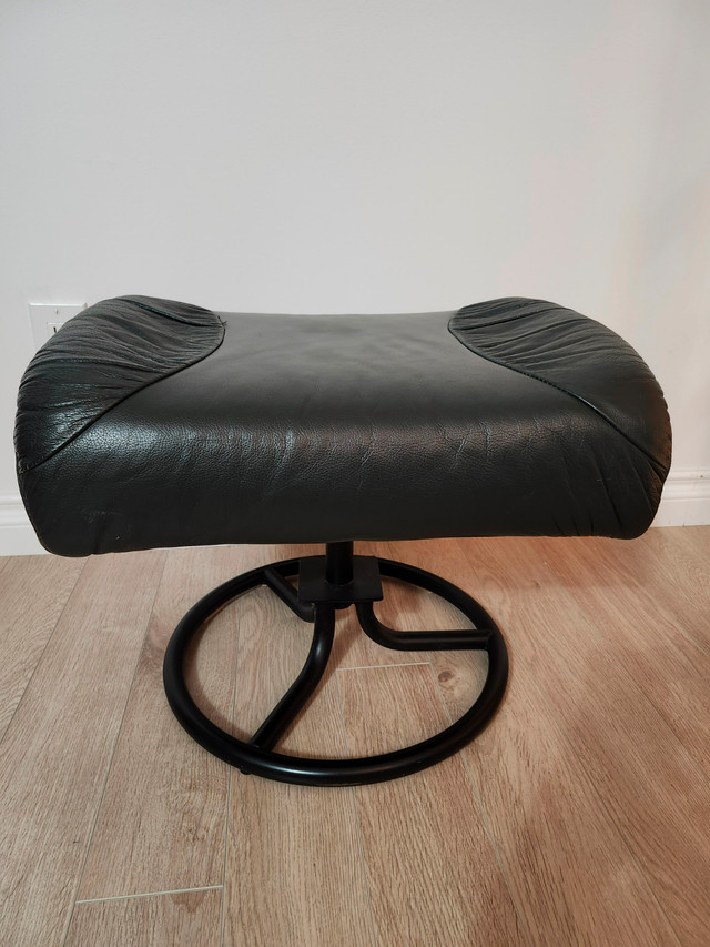 Repose-pied en cuir véritable dans Sofas et futons  à Ville de Montréal