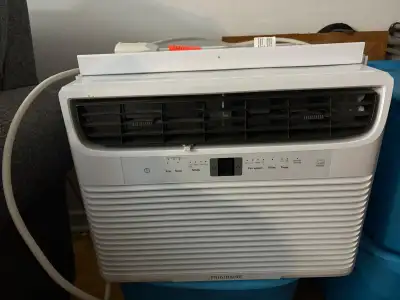 Bonjour, Climatiseur Frigidaire 10 000BTU avec télécommande en très bon état à vendre du fait que j'...