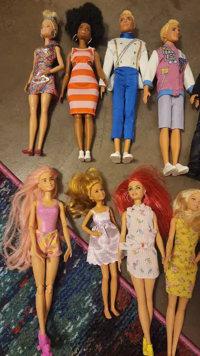 Lots of dolls in great conditions. Plenty of clothes and other accessories can be added to bundles.
