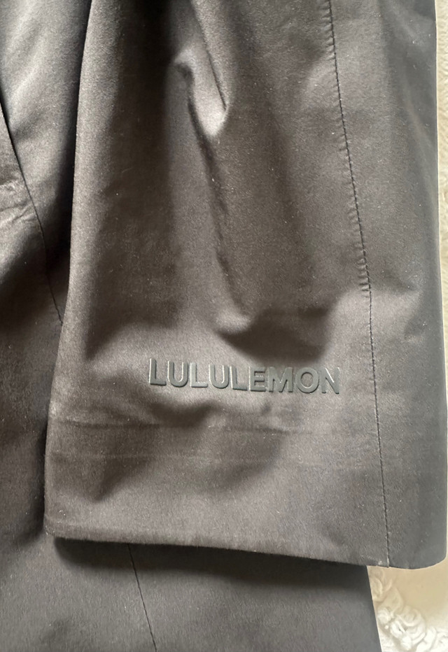 Lululemon Black Rain Rebel Jacket Size 10 in Women's - Tops & Outerwear in Oshawa / Durham Region - Image 4