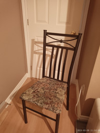 2 chaises en métal bon état durable/ 2 metal chairs good state