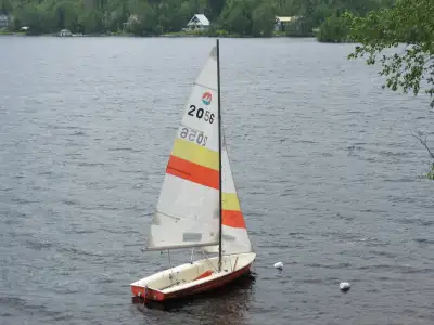Trapèze - Voilier - Mistral - 4,04 mètres - Dériveur + Remorque; Bon état Le voilier est au -- Chemi...