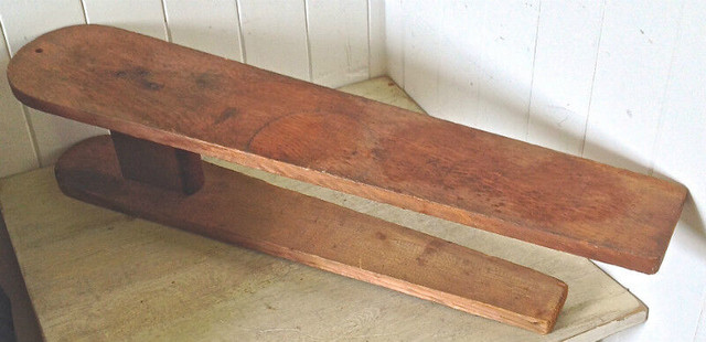 Antiquité Collection Petite planche à repasser ancienne en bois in Arts & Collectibles in Lévis - Image 3