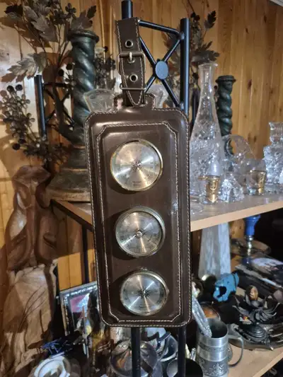 J'offre un élégant baromètre vintage avec un support en similicuir, idéal pour ajouter une touche cl...