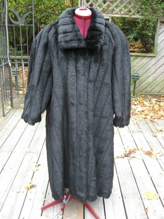 Manteau d'hiver en fourrure synthétique, noir dans Femmes - Hauts et vêtements d'extérieur  à Granby - Image 4