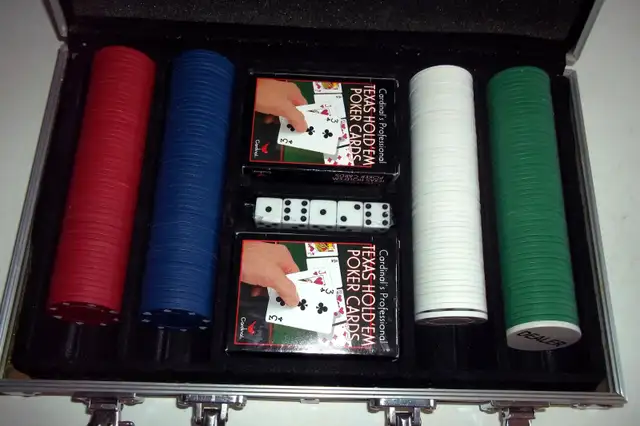 200 Chips Poker Set:  Case, 2  Card Decks,5 Dice. Dealer Button in Toys & Games in Brantford - Image 3