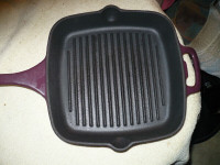 Poêlon en fonte émaillée de couleur foncé ''square grill pan''