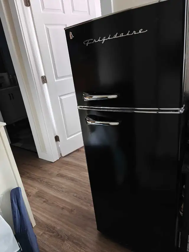 Frigidaire Retro Fridge in Refrigerators in Bedford - Image 4