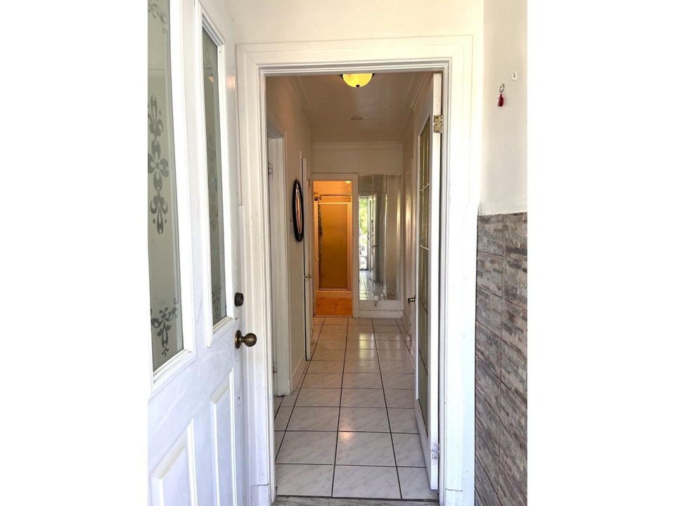 41/2 apartment at 2nd floor for rent (50 meters to metro monk) 2