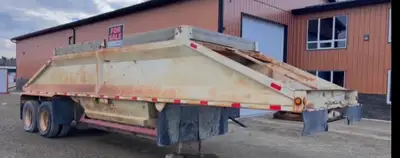 This is a used gravel trailer, perfect for hauling materials. It has a sturdy construction and is re...