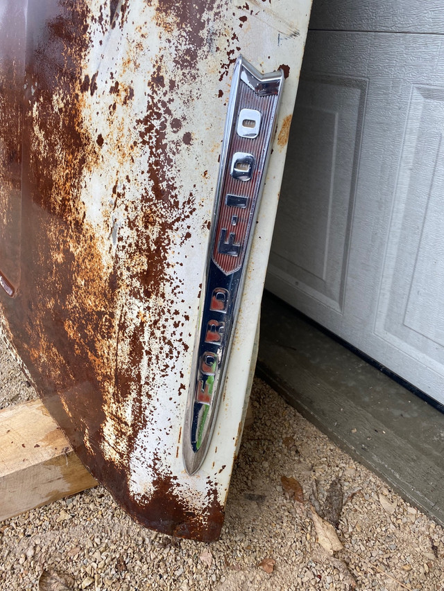 Ford F-100 hood 1961-66 with emblems  in Auto Body Parts in Winnipeg - Image 3