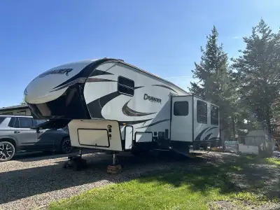 2018 Crusader 29RS Family has outgrown it Stored inside through winters 2 slides Couch pulls out int...