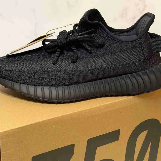 Yeezy Boost 350 V2  Onyx US 7.5 M (NEW) in Men's Shoes in City of Toronto - Image 2
