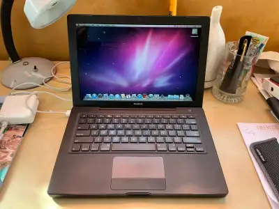 Black Black MacBook (Late 2007 – Santa Rosa), View more