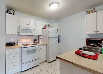 Student Rooms for Rent – 1 Month FREE – Walk to UW & WLU!