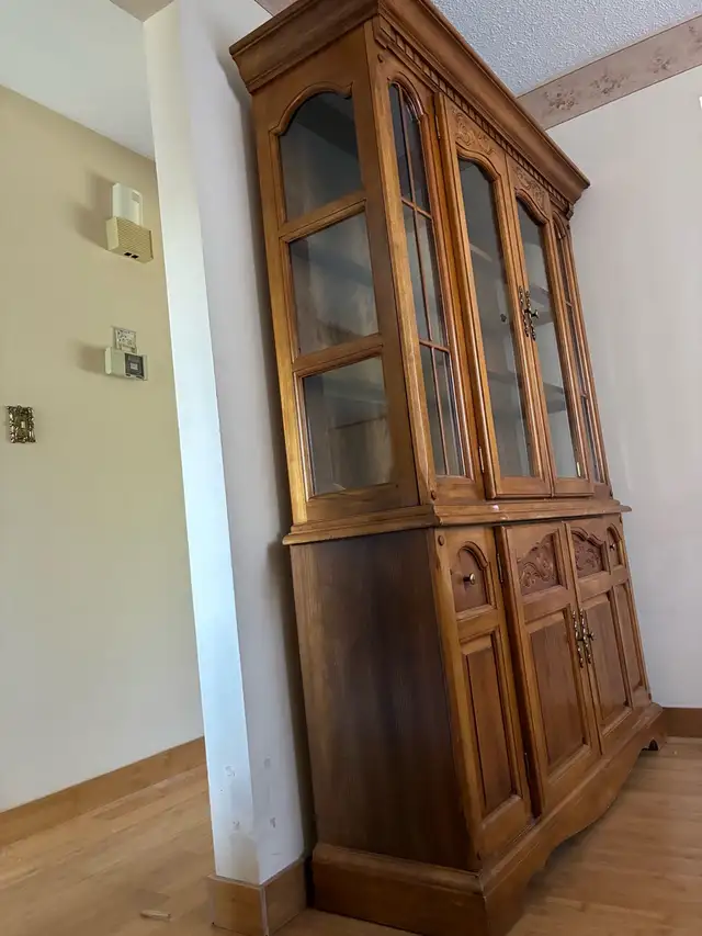 Vintage Solid Oak China Cabinet/Hutch in Hutches & Display Cabinets in St. Catharines - Image 3