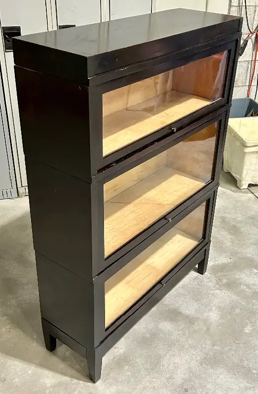 Lovely Antique Three Tier Mahogany Barrister Bookcase (c. 1930) in Bookcases & Shelving Units in Mississauga / Peel Region - Image 4