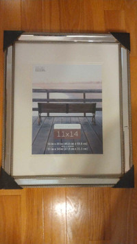 BEAUTIFUL SILVER PICTURE FRAME 11' x 14' (ADJUSTABLE)
