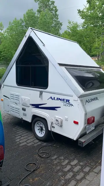 Roulotte très bien entretenue, facile à remorquer avec prise de remorquage 7 brins Freins électrique...