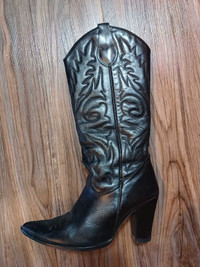 Cowboy boots (rare with heel)