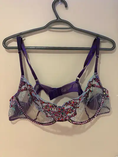 This La Senza bra is a 36D with a beautiful purple colour and intricate beading, offering a unique a...