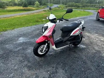 Scooter yamaha modèle Zuma X à vendre 2800$ il est en bon état, des entretiens ont été fait régulièr...