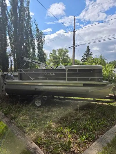 20ft length Motor is 90hp 2 fishing seats on the back with rod storage Removable table Changing area...