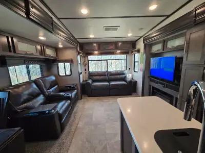 Rare SE Model Extreme Weather Package, Diamond Kote on Exterior Surfaces 4 years remaining on Warran...