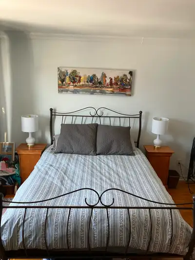 Base de lit avec tête et pied de lit. Marque québécoise Amisco., View more