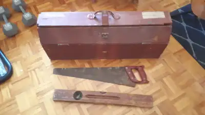 ANCIEN COFFRE EN BOIS AVEC OUTILS, View more