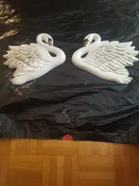 1 Pair of Swans Wall Hangings