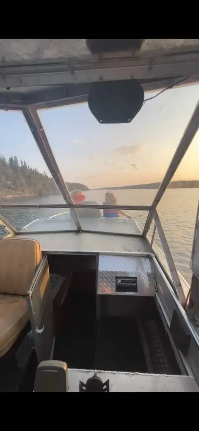 This is a cabin cruiser, a 21' Starcraft Islander, perfect for fishing and family fun! This boat has...