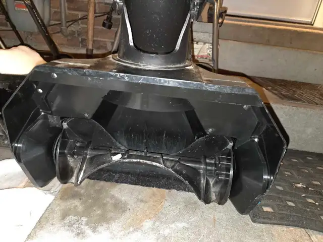 Yardworks Snowblower in Snowblowers in City of Toronto - Image 7